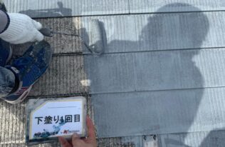 屋根の下塗り1回目状況です。