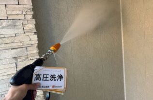 外壁の高圧洗浄状況です。